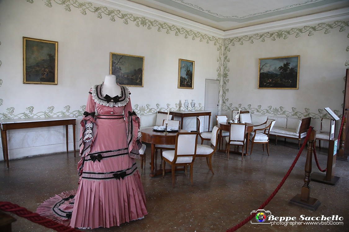 VBS_6587 - Villa Pisani - Stra (Venezia).jpg - STANZA DELLA CONTESSA MIRAFIORI  Nella sala affrescata nel XVIII secolo con motivi vegetali stilizzati è esposta una riproduzione fedele dell'abito indossato da Rosa Maria Vercellana contessa di Mirafiori e Fontanafredda, seconda moglie del re Vittorio Emanuele 
